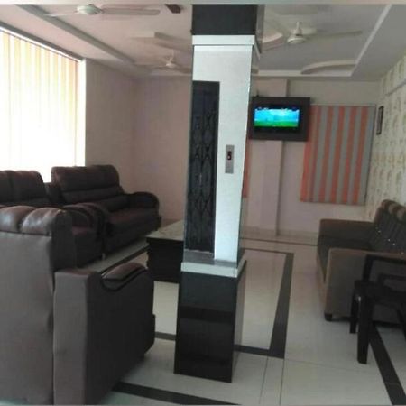 Oyo Flagship 80855 Hotel R Grand Vijayawāda Екстериор снимка